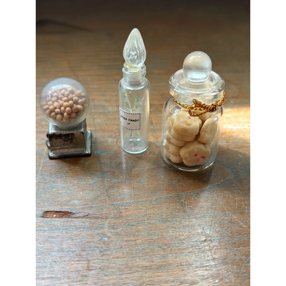 Dollhouse miniatures